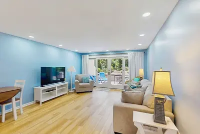 Image de Stunning ocean-front condo with shared pool and direct beach access