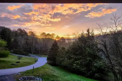 Image de Centrally located cozy cabin with hot tub, loft & fireplace