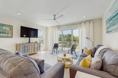 Image de Coastal home with large deck, close to beach and local attractions