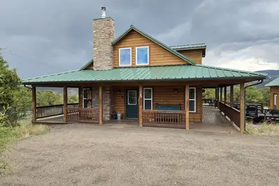 Image de Conveniently located cabin with full kitchen, w/d, large deck & great views