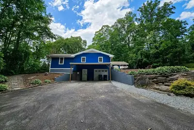 Image de Peaceful Hendersonville home with porch, WiFi, fire pit and Keurig!
