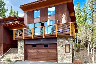 Image de Dog-friendly mountain home with hot tub, fireplace, and scenic views