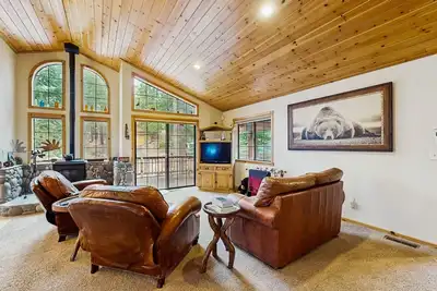 Image de Charming mountain home with game room, decks, and stunning views