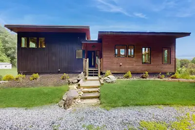 Image de Modern cabin nestled in a hidden valley with creek and game room