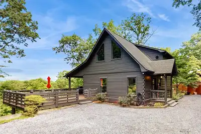 Image de Dog friendly cabin with mountain views, hot tub, firepit & modern charm