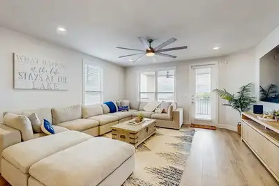 Image de Stunning lakefront home on Lake Lbj with private balconies - close to Yacht Club
