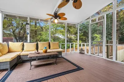 Image de Fire pit - 6 Min to North Hills - Screened Porch