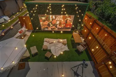Image de La Tierra House · 15 Min to Beach · Movie Lounge