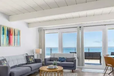 Image de 1960's Rio Del Mar Beach House - Stunning Views!