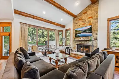 Image de Cascade Village 4br | Hot Tub + Shuttle Access