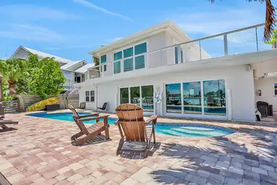 Image de Stylish waterfront home with private pool, dock, within steps to the Gulf & Wd