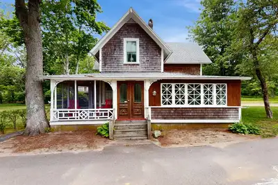 Image de Charming home with walkable beach, large yard, deck, fire pit, and A/C