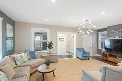 Image de Dazzling Bungalow within 2 Blocks of Beach