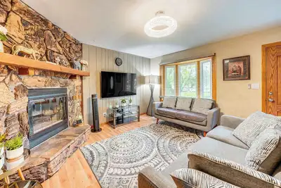 Image de 8 Mi to Nature Center: Streamwood Gem w/ Yard!