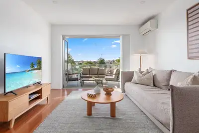 Image de Bright 2-Bed Apartment with Balcony & Garage