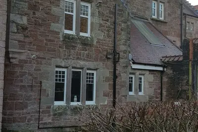 Image de Quirky mid cottage in the former Carmelite Monastery. Close to Scottish Lochs.