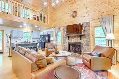 Image de 5 Mi to Dtwn Blue Ridge: Spacious Cabin w/ Hot Tub