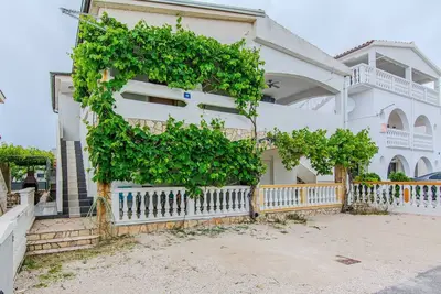Image de Appartement d'une chambre avec la terrasse Vir (A-24560-a)