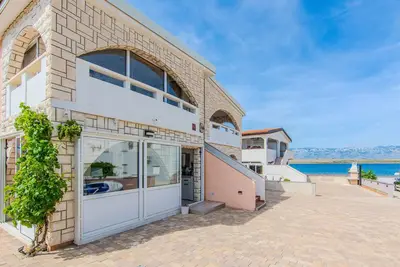 Image de Appartement de deux chambres avec la terrasse Vir (A-24564-a)