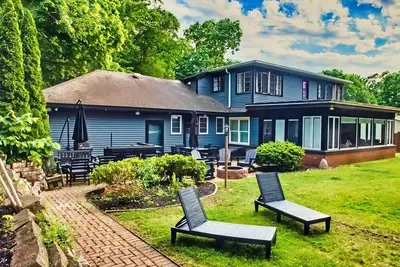 Image de Spacious Waterfront Lake House. Sleeps 8! 4 Bdr/4. 5 Bth. Private Dock & Canoes.