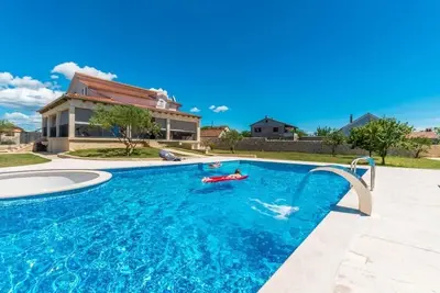Image de Maison pour la famille avec la piscine Gornje Raštane, Biograd (K-24616)