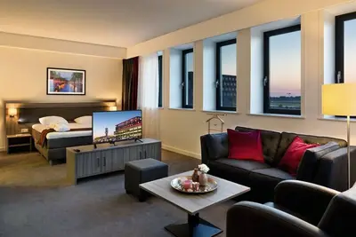 Image de Clean, Modern Rooms with Easy City & Airport Connections! Onsite Dining