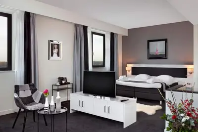 Image de Rotterdam Convenience – Onsite Dining & Airport Access!