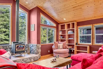 Image de Modern Retreat in Truckee with A/C & Game Room