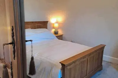 Image de Quiet, rural hideaway in traditional old Schoolhouse, right on the edge of loch.