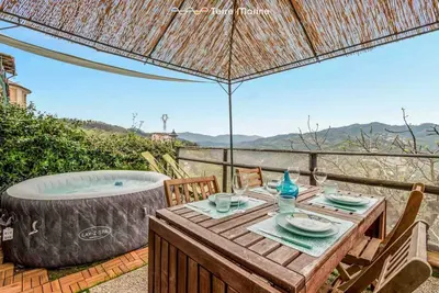 Image de Stay in a beautiful holiday home located in the heart of a picturesque village, with free parking in the village available to guests. The house is ideal for families or couples and offers:Two cozy and well-furnished double bedrooms, a bathroom, a fully eq