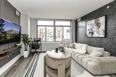 Image de Stylish 2br Retreat | Gym, Prkng & Scenic Rooftop