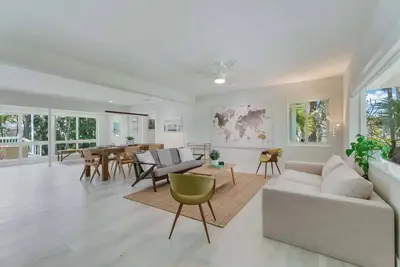 Image de Sunshine Edit- Contemporary, Yard and Near Beach