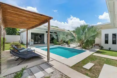 Image de Sprawling Modern Property with Tranquil Outdoor Space, pool w/Beach Entry & Priv