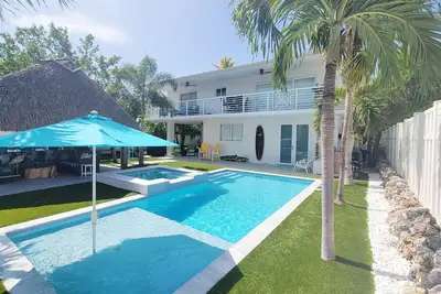 Image de Coconut Hut Oasis - 3 Bedroom Waterfront home with Pool/Spa, Tiki Hut, and Dock