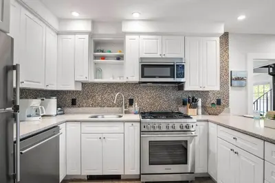 Image de Charming Getaway 1 Block from Beach!