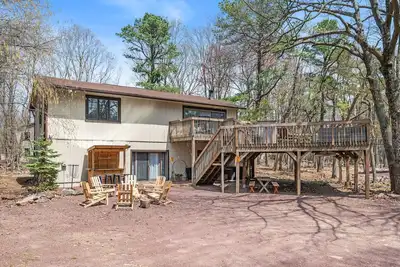 Image de Renovated 6 Bed w/ Hot Tub- Pool Table-Large Deck