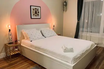 Image de Downtown Oasis with a Balcony, Family-Friendly, WiFi