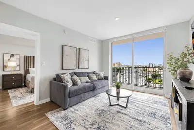 Image de Stylish City-View Condo + Pool Access