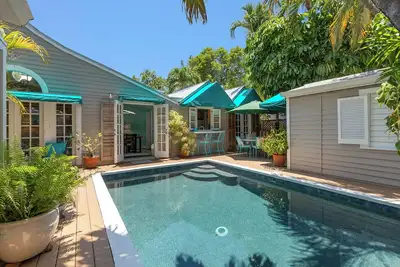 Image de Lone Palm Cottage ~ 3 Br, 2 Ba Home w/ 2 Cottages, Pool & Parking!