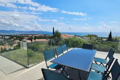 Image de Villa piscine vue mer panoramique accueillant 8 personnes