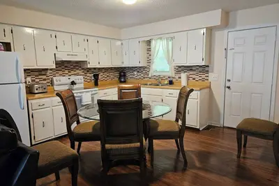 Image de Work or Play here's your place to stay - Executive home ready for your family! !