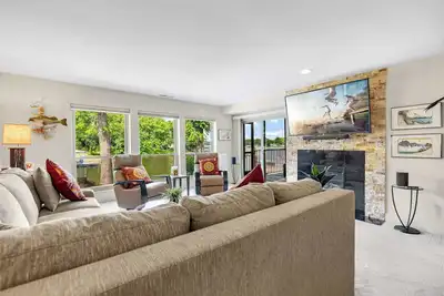 Image de Carefree Tranquility at the Lake – Waterfront Stay for 4 w/ Resort Amenities