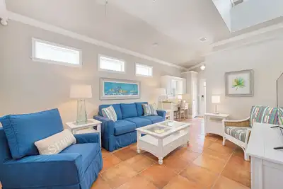 Image de Updated Cottage Steps to the Beach, Pool and Beach Gear