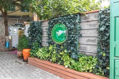 Image de Situated in a secure, quiet serene environment 15 min away from the Airport