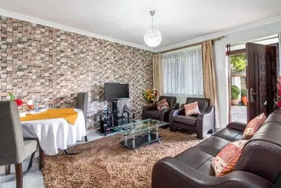 Image de Situated in a secure, quiet serene environment 15 min away from the Airport