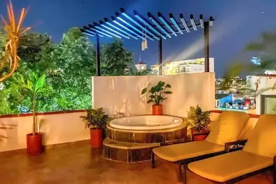 Image de Roof Terrace with Bbq and Spa Tub w Views