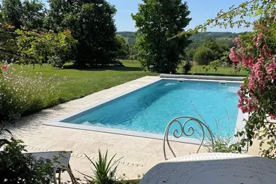Image de Maison, piscine privée au cœur des chênes. IDÉALE à partager en famille ou amis
