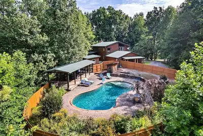 Image de 5-Bedroom Cabin with Private Seasonal Pool and Hot Tub