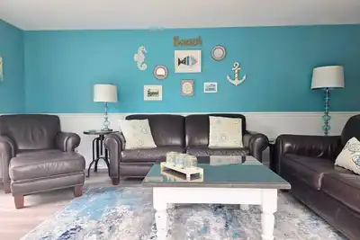 Bright Brewster Beach House Short Walk to Beaches