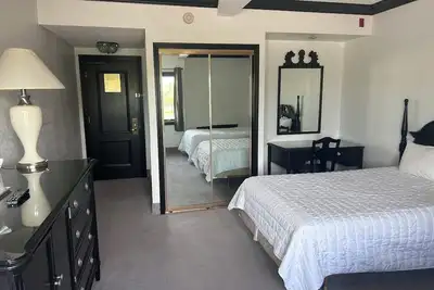 Image de Unwind in Style at Elegant Room Near Island Shores - 2 Units